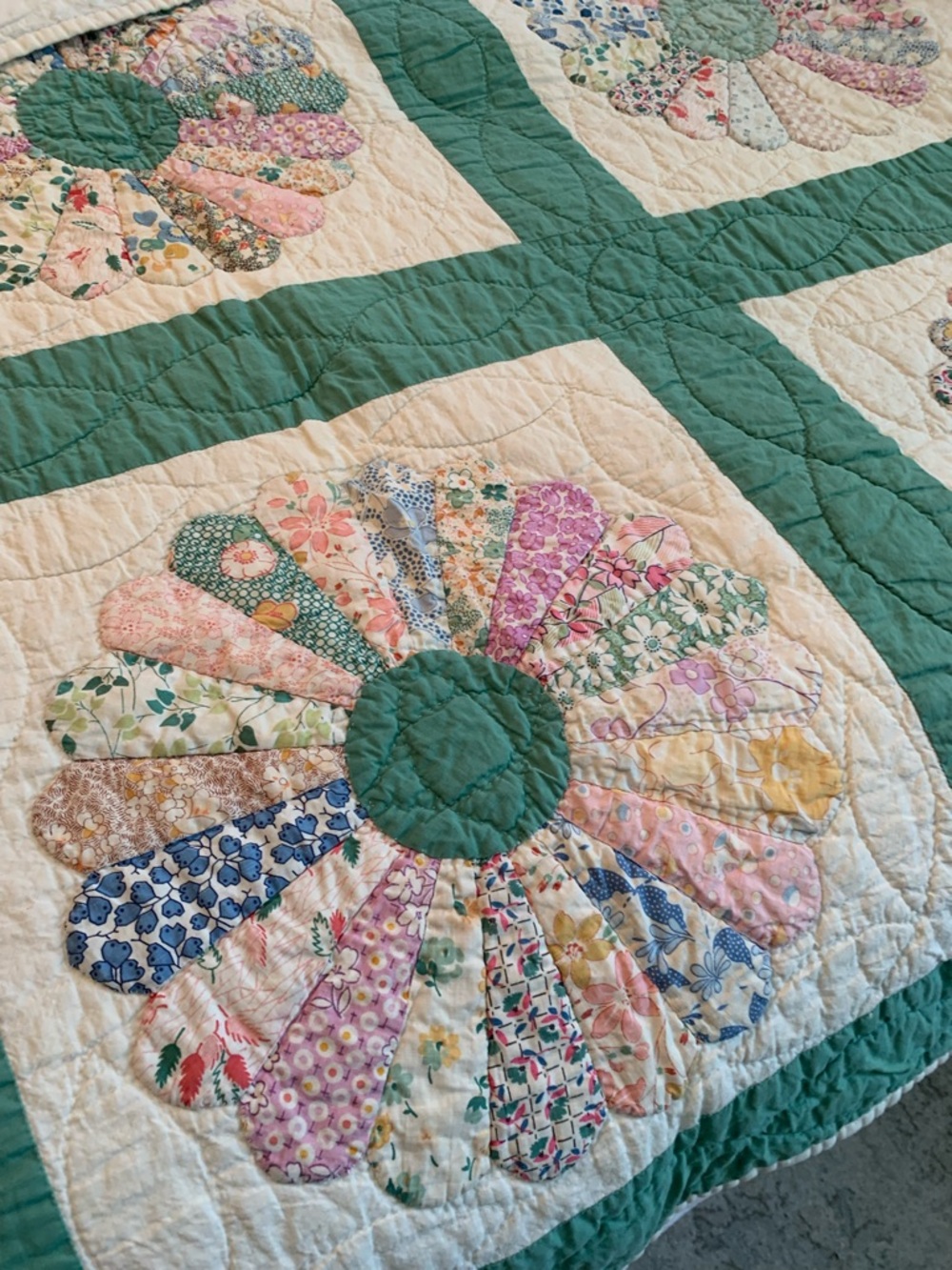 Vintage Handmade Green Dresden Plate Quilt - Pastel Floral Patchwork - Picture 3 of 7